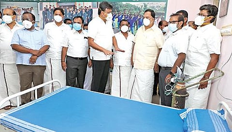 கிருஷ்ணகிரி மாவட்டம் சப்பாணிப்பட்டியில் புதிய கரோனா சிகிச்சை மையத்தை அமைச்சர் காந்தி ஆய்வு செய்தார். அருகில் ஆட்சியர் ஜெயசந்திர பானு ரெட்டி.