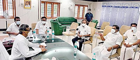 சேலம் ஆட்சியர் கார்மேகத்தை சந்தித்து எதிர்க்கட்சித் தலைவர் பழனிசாமி ஆலோசனை நடத்தினார். உடன் அதிமுக, பாமக எம்எல்ஏ-க்கள்.