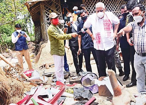 மேற்கு வங்க மாநிலத்தின் பல்வேறு இடங்களில் சட்டப்பேரவைத் தேர்தல் முடிவுகளுக்குப் பிறகு வன்முறை சம்பவங்கள் நடந்தன. நந்திகிராமில் வன்முறையால் பாதிக்கப்பட்டவர்களை மேற்கு வங்க ஆளுநர் ஜக்தீப் தன்கர் சந்தித்து ஆறுதல் கூறினார்.(கோப்புப் படம்)