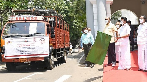இறக்குமதி செய்யப்பட்ட கருவிகளைக் கொடியசைத்து அனுப்பி வைத்த முதல்வர் ஸ்டாலின்.