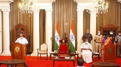 புதுச்சேரி ராஜ்நிவாஸில் தற்காலிக சபாநாயகர் லட்சுமி நாராயணனுக்குப் பதவிப் பிரமாணம் செய்து வைத்தார் ஆளுநர் தமிழிசை. அருகே முதல்வர் ரங்கசாமி.