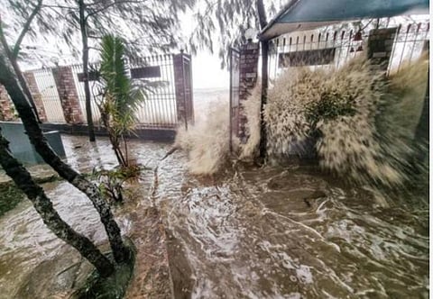 பெரும் காற்றுடன் கரையை கடந்தது யாஸ் புயல்: 17 லட்சம் பேர் பாதுகாப்பான இடங்களில் தஞ்சம்