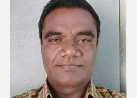 தலைமை ஆசிரியர் நரேந்திர குமார்.