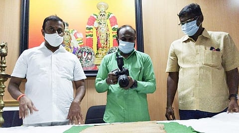 ஓலைச்சுவடிகளைக் கணினியில் பதிவேற்றம் செய்யும் பணிகளைப் பார்வையிட்ட கோயில் இணை ஆணையர் செ.மாரிமுத்து.