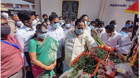 வேலூர் ஆட்சியர் அலுவலகத்தில் காய்கறி விற்பனை செய்யும் நடமாடும் வாகனங்களை அமைச்சர் துரைமுருகன் தொடங்கி வைத்தார். | படம்: வி.எம்.மணிநாதன்.