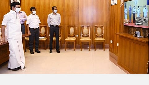 கோவை ஒண்டிப்புதூர் அருகேயுள்ள, கதிரி மில்ஸ் வளாகத்தில் அமைக்கப்பட்டுள்ள கரோனா சிகிச்சை மையத்தை, சென்னையில் இருந்து காணொலிக் காட்சி மூலம் பயன்பாட்டுக்குத் தொடங்கி வைத்த முதல்வர் மு.க.ஸ்டாலின். அருகில் தலைமைச் செயலாளர் இறையன்பு உள்ளிட்டோர் உள்ளனர்.