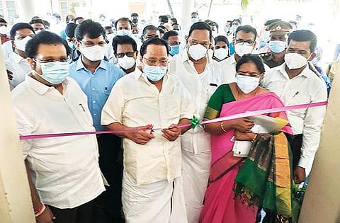 வேலூர் விஐடி பல்கலைக்கழக வளாகத்தில் 200 படுக்கை வசதியுடன் கூடிய சித்த மருத்துவ சிகிச்சை மையத்தை அமைச்சர் துரைமுருகன் நேற்று தொடங்கி வைத்தார். அருகில், அமைச்சர் ஆர்.காந்தி, மாவட்ட வருவாய் அலுவலர் பார்த்தீபன், விஐடி துணை தலைவர் ஜி.வி.செல்வம், நாடாளுமன்ற உறுப்பினர் கதிர்ஆனந்த் உள்ளிட்டோர். படம்: வி.எம்.மணிநாதன்.