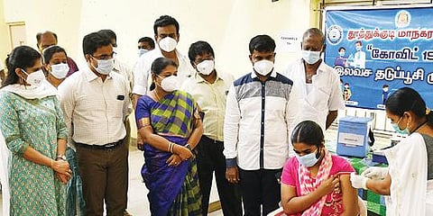 தூத்துக்குடி காமராஜ் கல்லூரியில் அமைக்கப்பட்டுள்ள கரோனா தடுப்பூசி சிறப்பு மையத்தில் தடுப்பூசி போடும் பணியை அமைச்சர் பெ.கீதாஜீவன், மாவட்ட ஆட்சியர் கி.செந்தில் ராஜ் ஆகியோர் ஆய்வு செய்தனர். படம்: என்.ராஜேஷ்