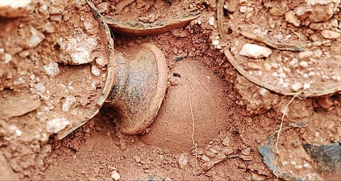 தூத்துக்குடி மாவட்டம் வசவப்பபுரம் பரம்பு பகுதியில் மண்ணுக்குள் புதையுண்டு காணப்படும் முதுமக்கள் தாழிகள் மற்றும் பழங்காலப் பொருட்கள்.