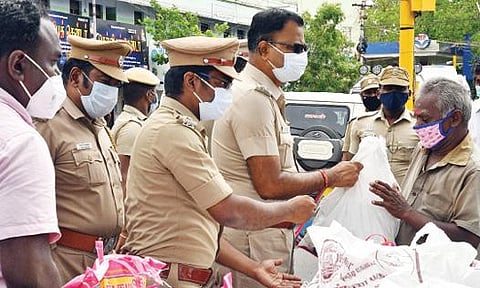 தூத்துக்குடியில் காவல் துறை சார்பில் ஆட்டோ ஓட்டுநர்களுக்கு கரோனா நிவாரணப் பொருட்களை எஸ்பி ஜெயக்குமார் வழங்கினார். படம்: என்.ராஜேஷ்