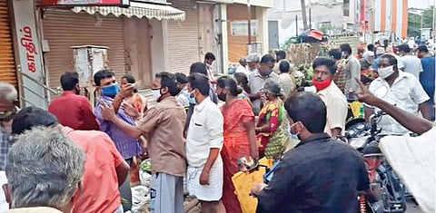 தளர்வில்லா முழு ஊரடங்கு அமல்படுத்தப்பட்டுள்ள நிலையில், விதிமீறி நேற்று சேலம் முதல் அக்ரஹாரத்தில் சாலையோரக் காய்கறிக் கடைகள் செயல்பட்டன. இங்கு, கரோனா பரவல் அச்சமின்றி பொதுமக்கள் திரண்டு காய்கறிகளை வாங்கிச் சென்றனர்.