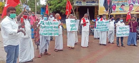 விருதுநகர் மாவட்டம் சேத்தூரில் கருப்புக்கொடி ஏந்தி ஆர்ப்பாட்டம் நடத்திய இந்திய கம்யூனிஸ்ட் கட்சியினர்.
