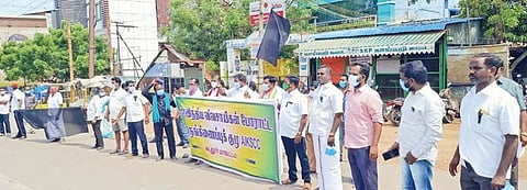 கடலூரில் அகில இந்திய விவசாயிகள் போராட்ட ஒருங்கி ணைப்புக் குழு சார்பில் ஆர்ப்பாட்டம் நடைபெற்றது.