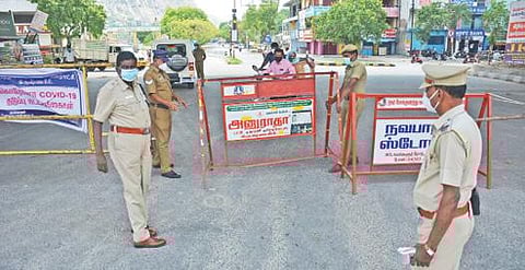 கிருஷ்ணகிரி ராயக்கோட்டை மேம்பாலம் அருகே ஏடிஎஸ்பி ராஜூ, போலீஸார் கண்காணிப்பு பணிகளை ஆய்வு செய்தார்.