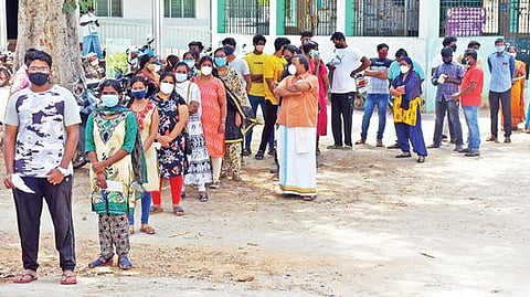 கிருஷ்ணகிரி வட்டார வளர்ச்சி அலுவலகத்தில் 18 வயதுக்கு மேற்பட்டோருக்கு தடுப்பூசி போடும் சிறப்பு முகாமில் இளைஞர்கள் நீண்ட வரிசையில் காத்திருந்து தடுப்பூசியை போட்டுக் கொண்டனர்.