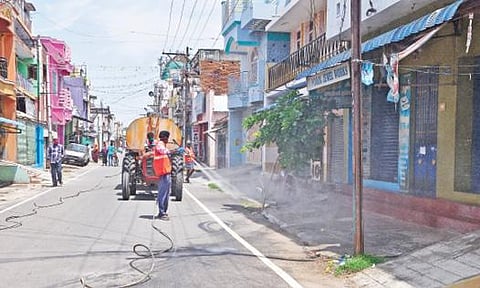 கிருஷ்ணகிரி நகராட்சி பகுதியில் கிருமி நாசினி தெளிக்கும் பணியில் ஈடுபட்ட ஊழியர்கள்.
