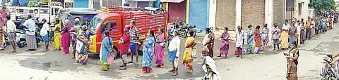 கோவை கெம்பட்டி காலனி பகுதிக்கு நேற்று வந்த வாகனத்தில் காய்கறிகள் வாங்க நீண்ட வரிசையில் காத்திருந்த பொதுமக்கள். படம்: ஜெ.மனோகரன்