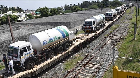 கோவை மதுக்கரை ரயில் நிலையத்துக்கு இன்று மதியம் வந்தடைந்த ஆக்சிஜன் நிரப்பப்பட்ட டேங்கர் லாரிகள். | படம்:ஜெ.மனோகரன்.