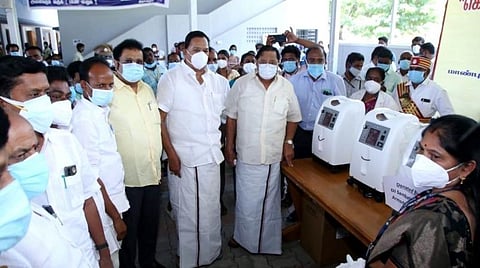 திருப்பத்தூர் அரசு தலைமை மருத்துவமனைக்கு ரூ.5 லட்சம் மதிப்பிலான ஆக்சிஜன் செறிவூட்டிகள் வழங்கப்பட்டது.