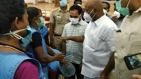 சிவகங்கை அரசு மருத்துவக் கல்லூரி மருத்துவமனையில் ஊதியம் கேட்டு அமைச்சர் கே.ஆர்.பெரியகருப்பன் காலில் விழுந்த பல்நோக்கு பணியாளர்.