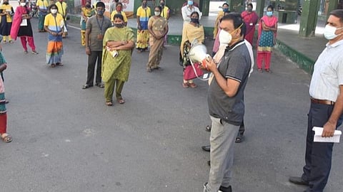 பட விளக்கம் : கோவை காந்திபுரத்தில் இன்று (மே 27) வீடு வீடாகச் சென்று களப்பணி மேற்கொள்ளும் தூய்மைப் பணியாளர்களுக்கு அறிவுறுத்தல்களை வழங்கிய, வணிக வரித்துறை ஆணையர் எம்.ஏ.சித்திக். அருகில் மாநகாரட்சி ஆணையர் பெ.குமாரவேல் பாண்டியன்.