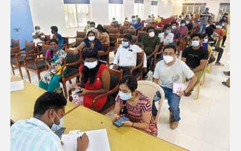 வேலூர் மாவட்ட ஆட்சியர் அலுவலக வளாகத்தில் கரோனா தடுப்பூசி முகாம் நேற்று நடந்தது. இதில், திரளான இளைஞர்கள் ஆர்வமுடன் பங்கேற்று கரோனா தடுப்பூசி செலுத்திக் கொண்டனர். படம்:வி.எம்.மணிநாதன்.