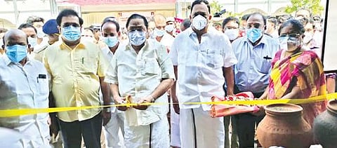 ஆம்பூர் அடுத்த கன்னிகாபுரத்தில் சித்த மருத்துவ மையத்தை நேற்று திறந்து வைத்த அமைச்சர் துரைமுருகன். அருகில், அமைச்சர் ஆர்.காந்தி, மாவட்ட ஆட்சியர் சிவன் அருள் உள்ளிட்டோர்.