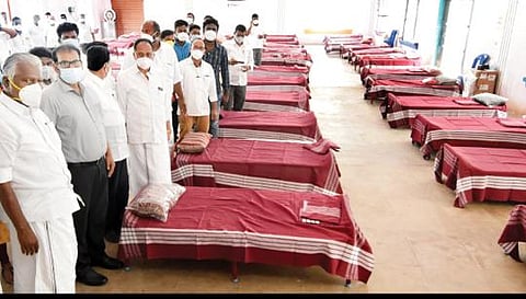 வேப்பனப்பள்ளியில் கரோனா சிறப்பு சிகிச்சை மையத்தை ஆட்சியர் ஜெயசந்திர பானு ரெட்டி ஆய்வு செய்தார். அருகில் கே.பி.முனுசாமி எம்எல்ஏ.