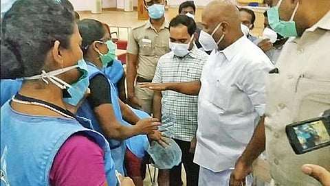 சிவகங்கை அரசு மருத்துவக் கல்லூரி மருத்துவமனையில் ஊதியம் கேட்டு அமைச்சர் கே.ஆர்.பெரியகருப்பன் காலில் விழுந்த பல்நோக்கு பணியாளர்.