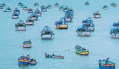 பாம்பனில் மீன்பிடி தடைக்காலத்தை முன்னிட்டு நிறுத்தி வைக்கப்பட்டுள்ள படகுகள்.