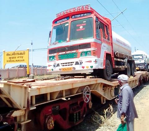 மதுரை கூடல் நகர் ரயில் நிலையத்துக்கு வந்த ஆக்சிஜன் ரயில்.