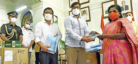 பல்வேறு தனியார் நிறுவனங்கள், தொண்டு நிறுவனத்தினர் வழங்கிய கரோனா நிவாரணப் பொருட்களை சுகாதாரத் துறையினரிடம் ஓப்படைத்த துணைநிலை ஆளுநர் தமிழிசை சவுந்தரராஜன். படம்: எம்.சாம்ராஜ்