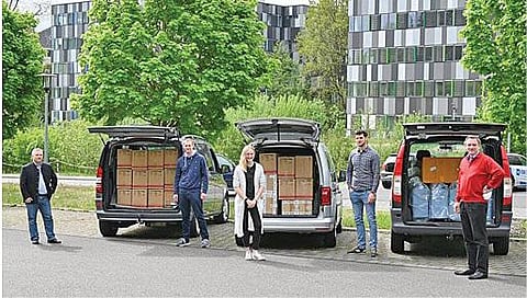 ஜெர்மனியின் டிரையர் பயன்பாட்டு அறிவியல் பல்கலைக்கழகம் சார்பில் வழங்கப்பட்ட ரூ.8.85 கோடி மதிப்புள்ள மருத்துவ உபகரணங்களுடன் அந்த பல்கலைக்கழக பேராசிரியர்கள், மாணவர்கள்.