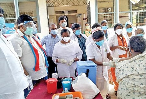 திருப்போரூர் பேரூராட்சி மற்றும் அதன் சுற்றுப்புற கிராம மக்களின் வசதிக்காக, அரசு மருத்துவமனையில் சிறப்பு கரோனா தடுப்பூசி முகாமை சட்டப்பேரவை உறுப்பினர் பாலாஜி நேற்று தொடங்கி வைத்தார்.