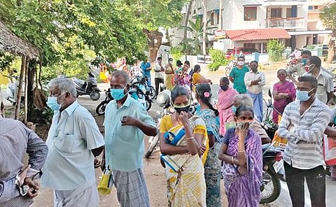 திருச்செங்கோடு அருகே கூட்டப்பள்ளி ரேஷன் கடை எதிரில் பொருட்கள் வாங்க நீண்ட வரிசையில் மக்கள் காத்திருந்தனர்.