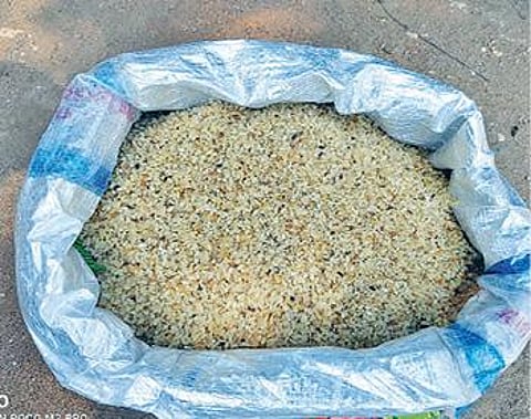 ஊத்துக்குளி பேரூராட்சிக்கு உட்பட்ட ரேஷன் கடையில்: தரமில்லாத அரிசி விநியோகிக்கப்பட்டதாக புகார்