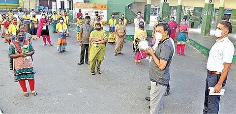 கோவை காந்திபுரத்தில் நேற்று வீடு வீடாகச் சென்று களப்பணி மேற்கொள்ளும் மாநகராட்சி பணியாளர்களுக்கு அறிவுறுத்தல்களை வழங்கிய, கரோனா தொற்று தடுப்பு கண்காணிப்பு அலுவலர் எம்.ஏ.சித்திக். அருகில் மாநகராட்சி ஆணையர் பெ.குமாரவேல் பாண்டியன்.