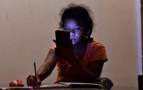 ஆன்லைன் பாடமுறையால் ஆசிரியைகளுக்கும் சங்கடமான அனுபவங்கள்; பள்ளிகளின் இணையதள வகுப்பு செயல்பாடுகள் ஒழுங்குபடுத்தப்படுமா?