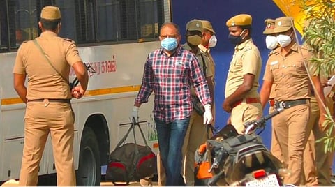 30 நாள் சாதாரண விடுப்பில் பேறிவாளன் விடுவிப்பு: போலீஸ் பாதுகாப்புடன் சொந்த ஊர் சென்றார்