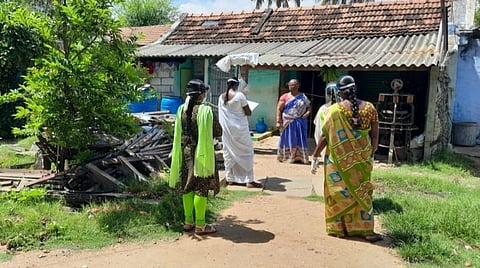 வீடுதோறும் சுகாதாரத்துறை சார்பில் நடத்தப்படும் காய்ச்சல், சளி பரிசோதனை.