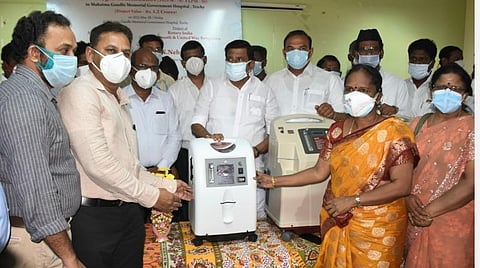 திருச்சி மெட்ரோ ரோட்டரி சங்கம் சார்பில் வழங்கப்பட்ட ஆக்சிஜன் செறிவூட்டிகளை மருத்துவமனை முதல்வர் கே.வனிதாவிடம் வழங்கினார் அமைச்சர் கே.என்.நேரு.