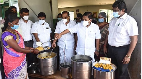 கோவை மசக்காளிபாளையம் அம்மா உணவகத்தில் இலவச மதிய உணவு வழங்கும் பணியை இன்று தொடங்கிவைத்த அமைச்சர்கள் கா.ராமச்சந்திரன், அர.சக்கரபாணி ஆகியோர். | படம்:ஜெ.மனோகரன்.