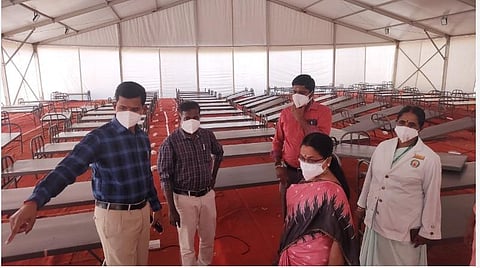 வேலூர் அரசு மருத்துவக் கல்லூரி மருத்துவமனை வளாகத்தில் அமைக்கப்பட்டு வரும் தற்காலிகக் கூடாரத்தில் படுக்கைகள் வசதிகள் ஏற்படுத்தும் பணியை ஆய்வு செய்த மாவட்ட ஆட்சியர் (பொறுப்பு) பார்த்தீபன்.