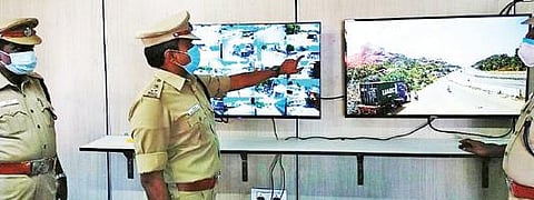 சூளகிரியில் அமைக்கப்பட்டுள்ள சிசிடிவி கண்காணிப்பு அறையுடன் கூடிய புறக்காவல் நிலையத்தை எஸ்பி பண்டிகங்காதர் திறந்து வைத்தார்.