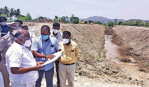 செஞ்சி அருகே நல்லாண்பிள்ளைபெற்றாள் கிராமத்தில் நடைபெற்று வரும் நந்தன்கால்வாய் புனர மைப்பு பணிகளை அமைச்சர் மஸ்தான் ஆய்வு செய்தார்.