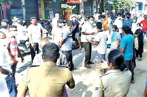 நெசவாளர் காலனி ஆரம்ப சுகாதார நிலையத்தில் - தடுப்பூசி காலியானதால் காத்திருந்தவர்கள் ஏமாற்றம் : போலீஸாருடன் பொதுமக்கள் கடும் வாக்குவாதம்