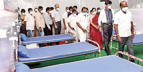 கோவை அரசு கலைக் கல்லூரியில் ஆக்சிஜன் படுக்கை வசதியுடன் அமைக்கப்பட்டுள்ள கரோனா சிகிச்சை மையத்தை நேற்று பார்வையிட்ட மக்கள் நல்வாழ்வுத் துறை அமைச்சர் மா.சுப்பிரமணியன். அருகில், அமைச்சர்கள் அர.சக்கரபாணி, கா.ராமச்சந்திரன், துறையின் முதன்மைச் செயலர் ஜெ.ராதாகிருஷ்ணன் உள்ளிட்டோர். படம்: ஜெ.மனோகரன்