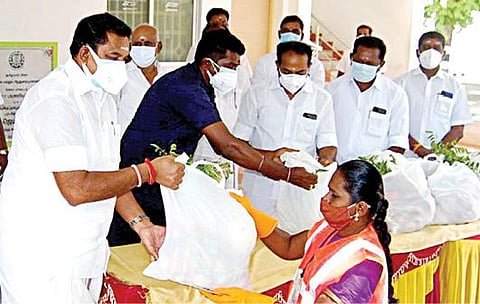 சேலம் மாவட்டம் எடப்பாடி அரசு மருத்துவமனையில் சிகிச்சை முறைகள் குறித்து ஆய்வு மேற்கொண்ட எதிர்க்கட்சித் தலைவர் பழனிசாமி, தூய்மைப் பணியாளர்களுக்கு நிவாரணப் பொருட்களை வழங்கினார்.