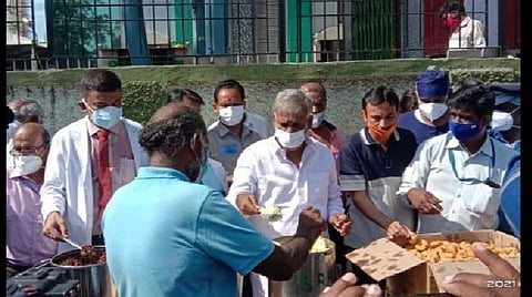 வாழ்வாதாரம் பாதித்த ஏழை மக்களுக்கு கோயில் பெயரில் அன்னதானம் வழங்கலாம்: அமைச்சர் சேகர்பாபு அழைப்பு