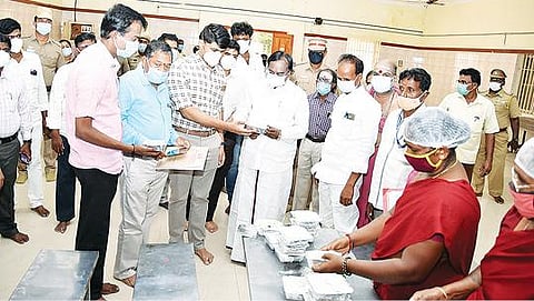 திருவண்ணாமலை அண்ணாமலையார் கோயிலில் உணவு தயாரிக்கப்படுவதை நேற்று ஆய்வு செய்த துணை சபாநாயகர் கு.பிச்சாண்டி. அருகில், மாவட்ட ஆட்சியர் சந்தீப் நந்தூரி, நாடாளுமன்ற உறுப்பினர் அண்ணாதுரை உள்ளிட்டோர்.